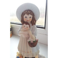 Статуэтка сувенирная "Девочка с куклой" (керамика)