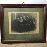 Старинная семейная фотография в оригинальной рамке.р-р 27на 23см.