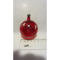 Елочная игрушка  18-2. Красный прозрачный шарик с подснежниками