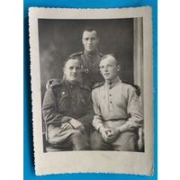 Фото трех военных. Награды. 9х12 см.