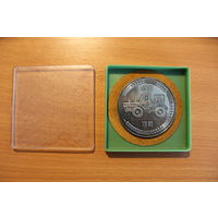 Настольная медаль, алюминий, диаметр 6,5 см., 50 лет Харьковскому тракторному заводу.