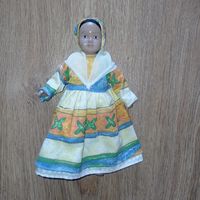 Фарфоровая кукла, смуглянка в национальном костюме.