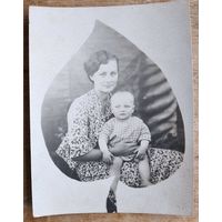 Фото женщины с ребенком. Могилев (?). 1930-е. 8.5х11 см.