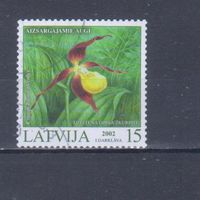 [2300] Латвия 2002. Флора.Цветы.Лесная орхидея. Гашеная марка.