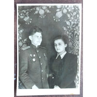 Фото орденоносца-военного с девушкой. Могилев. 8.5х12 см