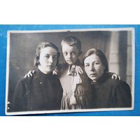 Фото двух женщин с девочкой. 1930-е. 8х12 см.