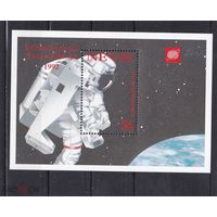 Невис  1993 Космос Международный космический год Выход человека в космосе  MNH