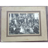 Фото группы молодежи. 1930 г. На паспарту. Размер фото 11х17 см.