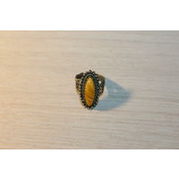 Мельхиоровый перстень с вставкой из натурального янтаря, внутренний диаметр 17-18 мм.