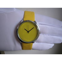 Женские наручные часы (желтые)