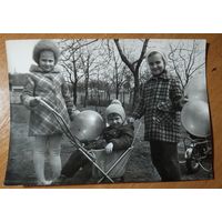 Фото девочек с шариками и коляской. 13-18 см