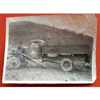 Фото у машины. г.Находка. 1949 г. 8х10.5 см
