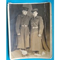 Фото двух военных. 1946 г. 12х15.5 см