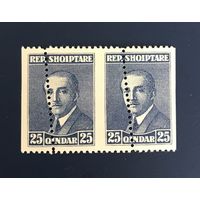 БРАК! Перфорация по центру марки. Албания 1925 год Пара Марок Стандарт Известные люди Президент Ахмед Зогу Сцепка 2 марки Mi:138A Чистые