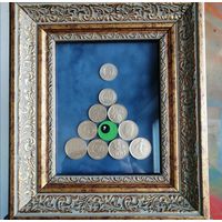 "Пирамида зелёного ока" -  Декоративное панно из монет мира. 24 x 27,5 см Символизм/Современное искусство