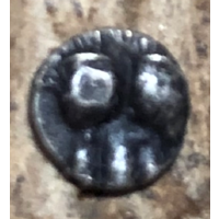 Храм Аполлона. 460- 450 год до н.э. Серебро Гемиобол, 0,13 гр.6,5 мм